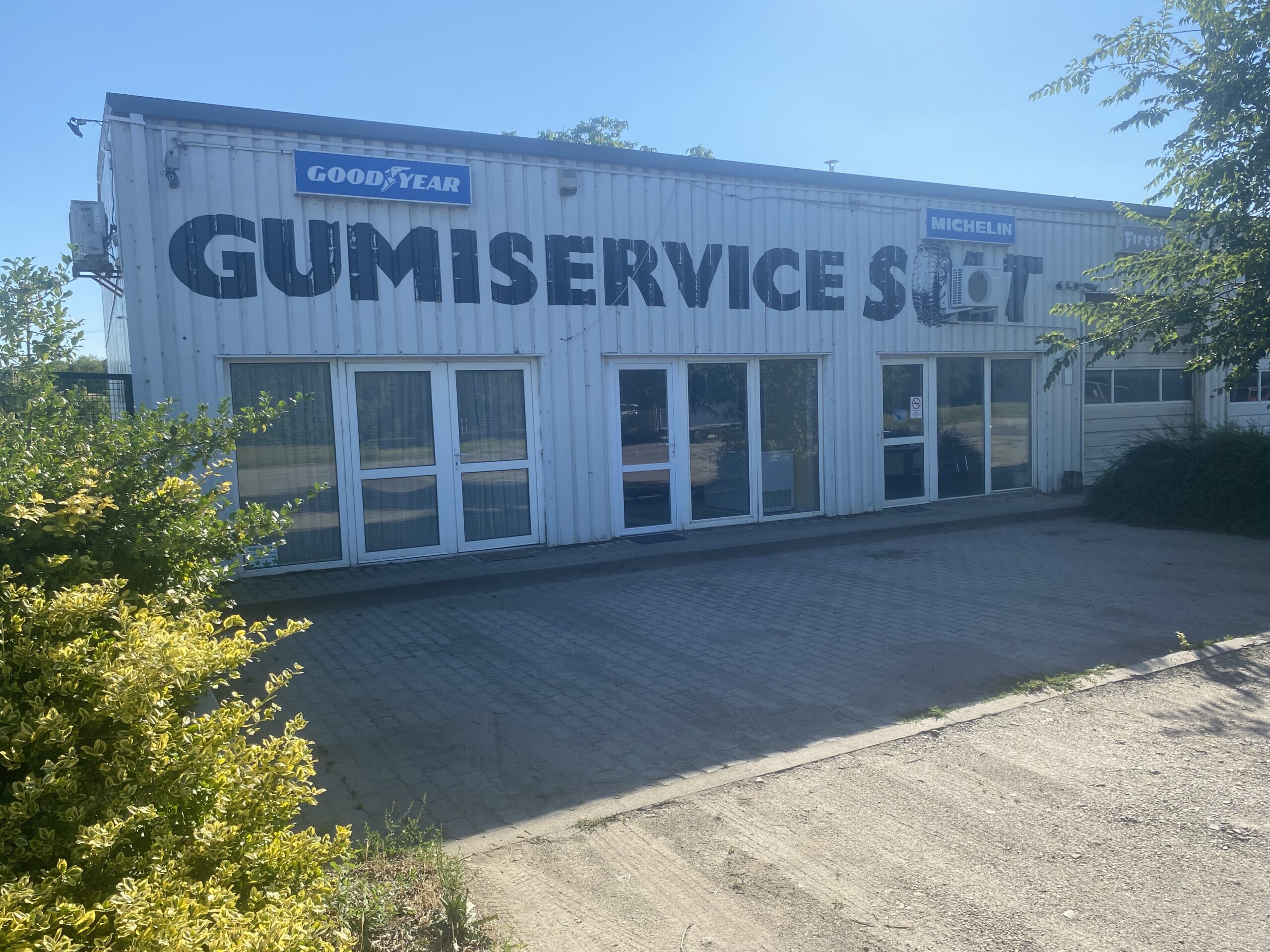 A Gumiservice Solt szerviz épülete